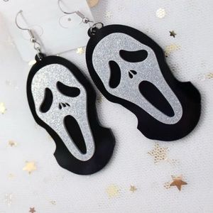 Scream ghostface Pierced earrings Dangling
Black metallic Silver 2.5” Halloween